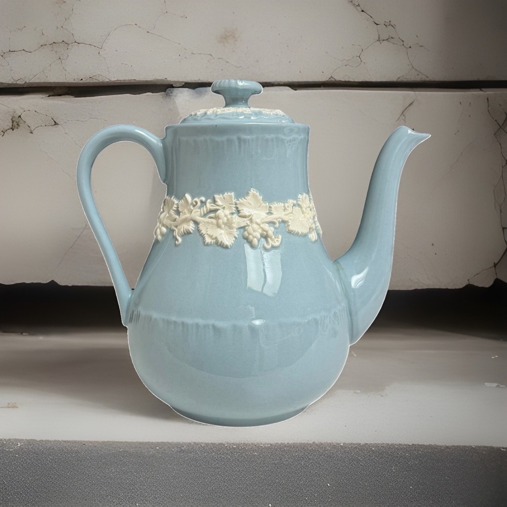 Wedgwood Queensware Shell Edge Cream on Lavender Coffee Pot ~ England EUC